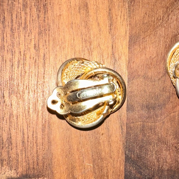 Vintage Hattie Carnegie Gold and Silver Knot Clip On Earrings - Picture 4 of 7